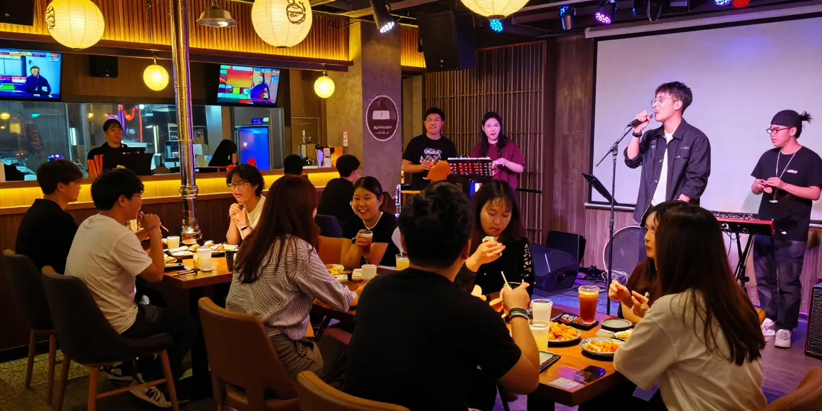 인천쓰리노에서 즐거운 시간을 보내는 고객들과 공연 중인 가수 모습
